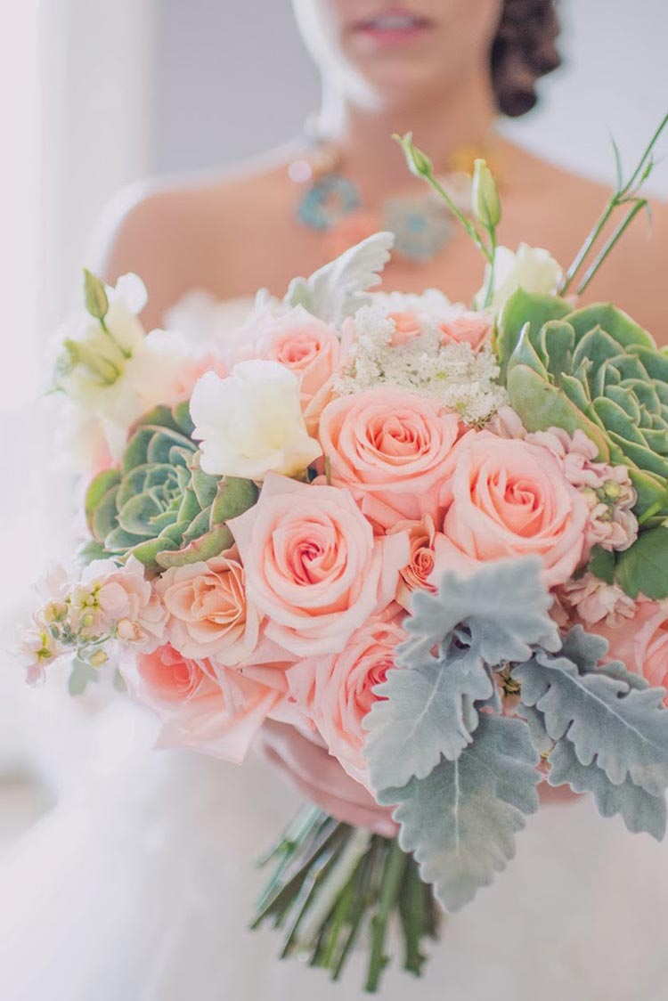 Các cô dâu nên chọn cho mình những loài hoa có màu sắc tươi sáng, rực rỡ vì những loài hoa này mang đến cảm giác đầy sức sống và sinh động.
