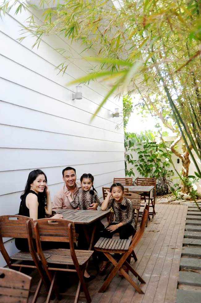 Hàng trúc rợp bóng mát là nơi thích hợp cho cả gia đình ngồi thư giãn trò chuyện mỗi buổi chiều.
