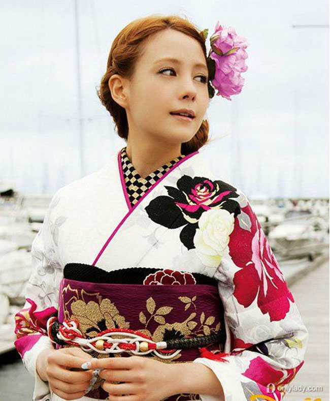 Phụ nữ Nhật sở hữu làn da trắng mịn màng, vẻ đẹp nhu mì thuần khiết. Khi khoác lên mình bộ cánh Kimono sặc sỡ, trông họ lộng lẫy như đóa hoa xinh chực hé nở.
