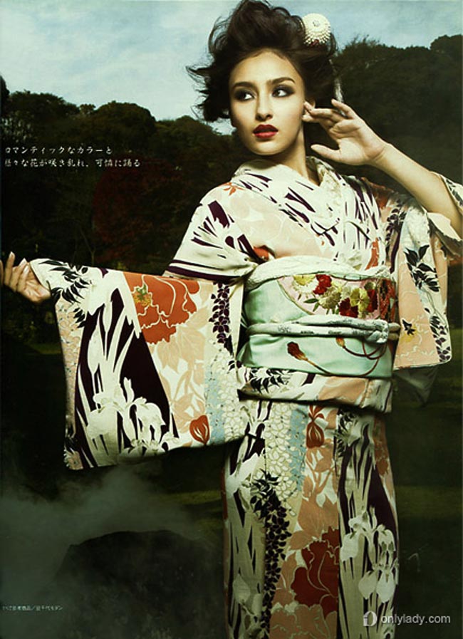 Có rất nhiều loại Kimono dành cho phụ nữ. Khi thực hiện một cuộc viếng thăm theo nghi thức, phụ nữ mặc Homongi được trang trí bằng họa tiết khắp vải. Tsukesage được mặc trong các buổi tiệc, tiệc trà, cắm hoa và đám cưới của bạn bè.
