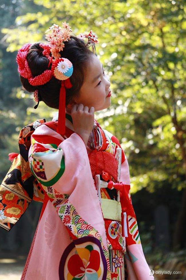 Dù sự kiện để mặc là gì, người Nhật luôn nghĩ đến yếu tố thời tiết trước khi quyết định sẽ mặc bộ Kimono nào.
