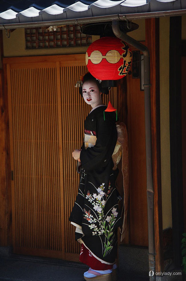 Dù Kimono không còn là trang phục mặc hàng ngày của người Nhật, họ vẫn thích mặc Kimono vào nhiều lúc suốt cả năm. Khi đó, họ dùng vải, màu sắc và kiểu dáng của Kimono để bộc lộ tình yêu của họ dành cho 4 mùa.
