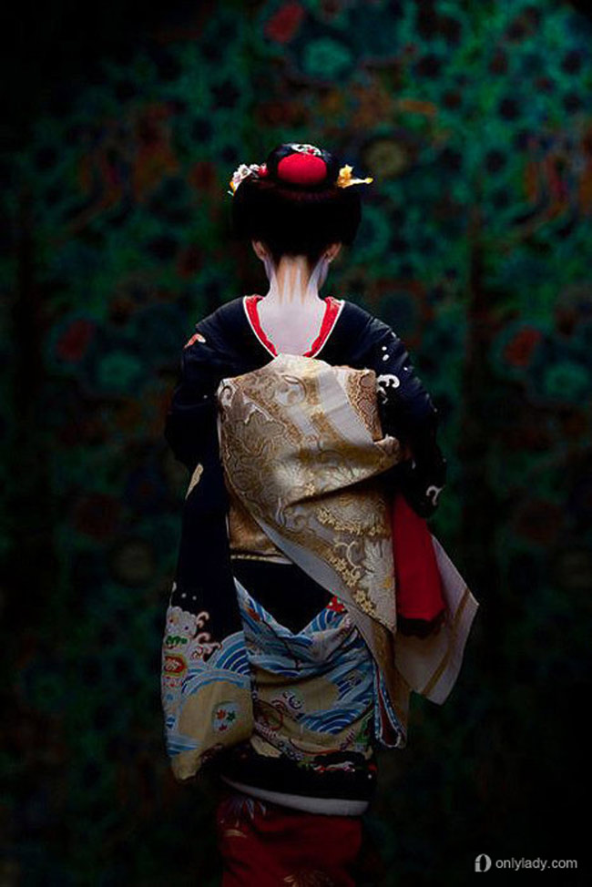 Trang phục Kimono cầu kỳ, lộng lẫy của các cô Geisha.
