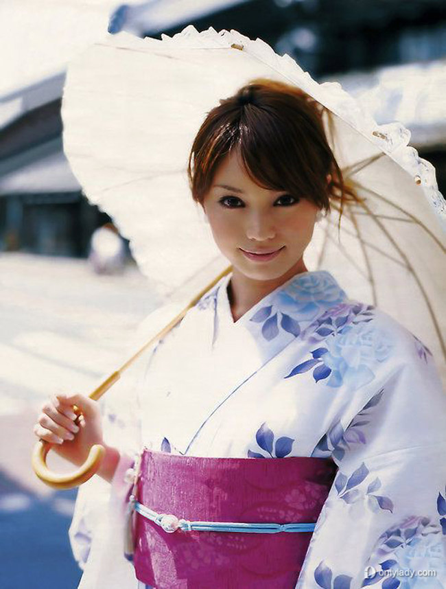 Cô gái nền nã với Kimono trắng điểm hoa xanh, nhấn nhá bằng đai hồng.
