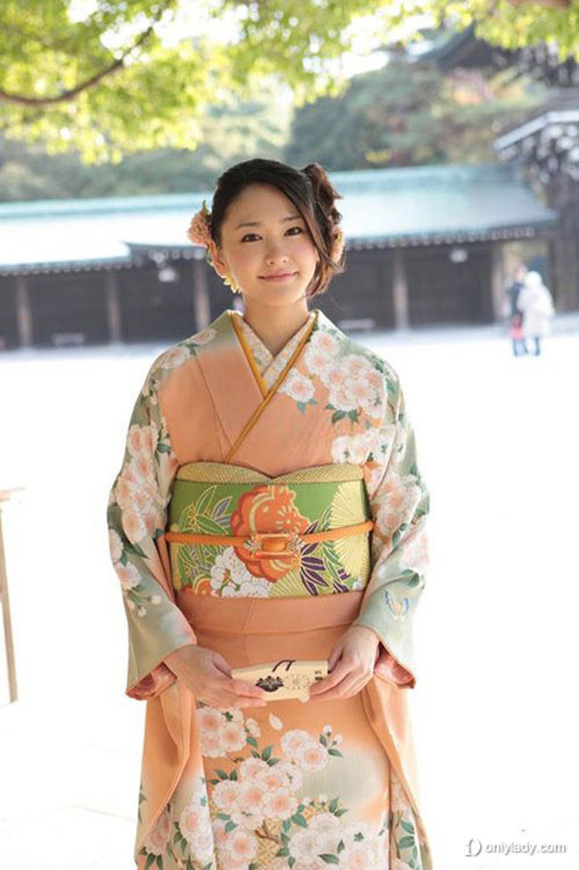 Kimono dành cho phụ nữ chỉ có một cỡ duy nhất, người mặc cần phải bó y phục lại cho phù hợp với bản thân mình.
