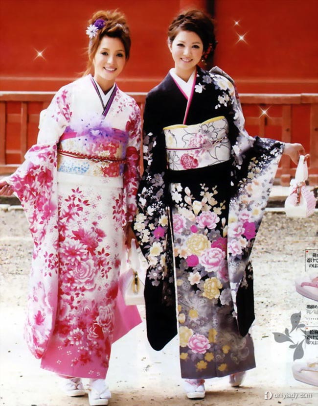 Kimono có 2 loại, tay rộng và tay ngắn. Phụ nữ đã lấy chồng thường không mặc loại tay rộng, vì rất vướng víu khi làm việc
