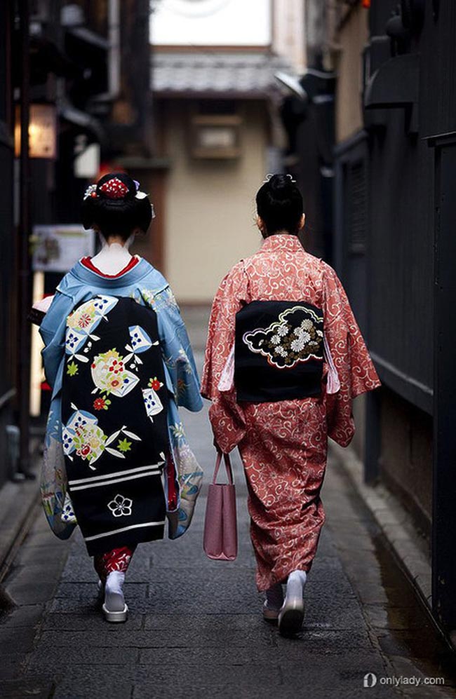 Phụ nữ Nhật mặc kimono phổ biến hơn nam giới, thường có màu và hoa văn nổi bật.
