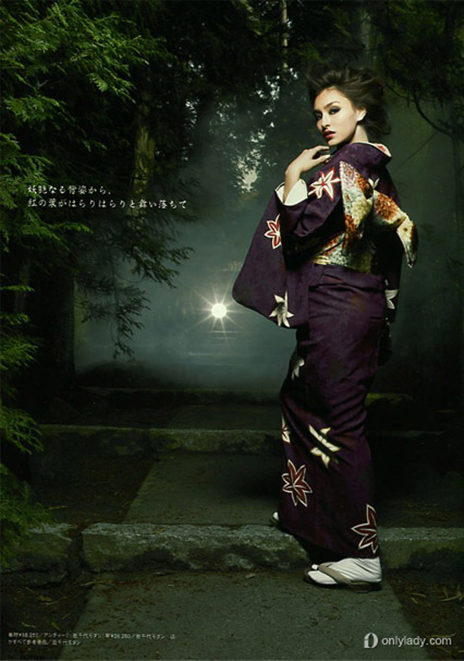 Kimono được mặc với khăn thắt lưng (obi) để giữ cho kimono vào đúng chỗ và giữ kín mặt trước. Obi không chỉ có chức năng như vậy mà còn đẹp.
