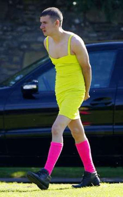 Chết cười khi đàn ông mặc váy - 4