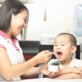 Làm mẹ - Lỗi đáng trách khi cho con ăn sữa chua