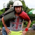 Xem & Đọc - Thái Hòa trượt ván bay xuống... sông
