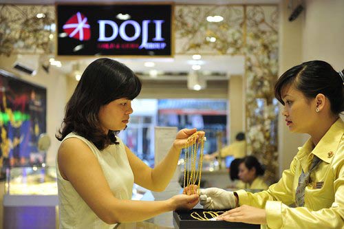 Giá vàng tăng vọt lên 35,7 triệu đồng/lượng - 1