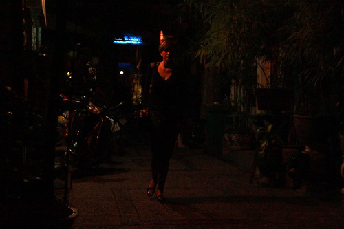 Hoàng Yến lang thang cà phê đêm muộn - 1
