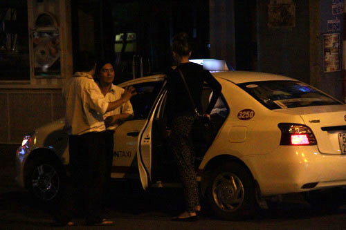 Hoàng Yến lang thang cà phê đêm muộn - 15