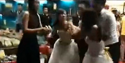 Tình địch mang bầu choảng cô dâu trong lễ cưới - 4