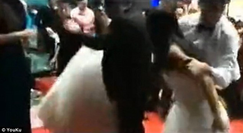 Tình địch mang bầu choảng cô dâu trong lễ cưới - 5