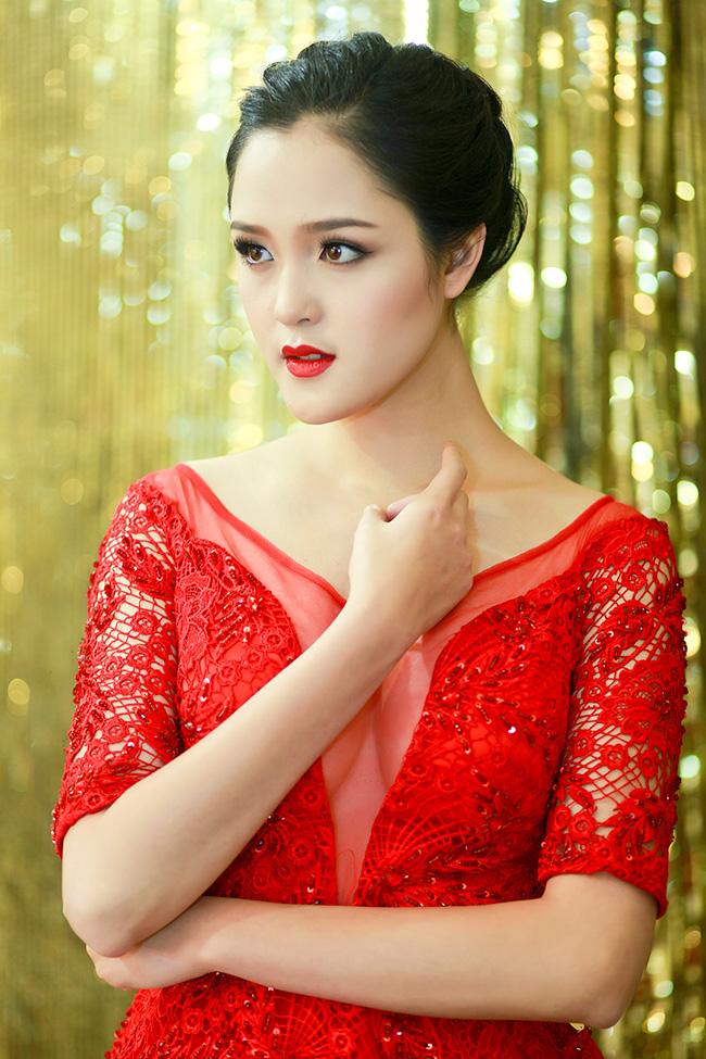Đăng quang ngôi vị Á hậu 2 tại cuộc thi Hoa hậu Việt Nam 2012 là một kết quả rất xứng đáng với  Hoàng Anh - khi đó mới là tân sinh viên đại học Văn hóa Hà Nội.
