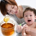 Làm mẹ - Bực vì bà tưa lưỡi cháu bằng mật ong