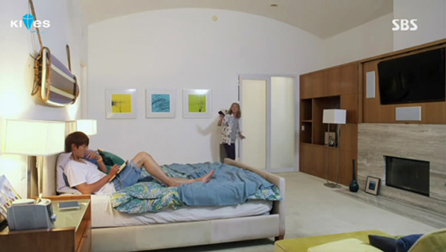Phòng ngủ của anh chàng Kim Tan có kiến trúc thoải mái và khoáng đạt với những gam màu tươi trẻ, sống động.
