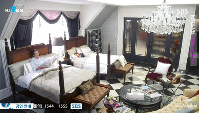 Phòng ngủ của hai bố mẹ Kim Tan bài trí theo phong cách thượng lưu, với sự cầu kỉ, tỉ mỉ đến từng chi tiết và nội thất hảo hạng, hoa lệ. Một lần nữa gam màu trắng đen lại trở thành gam màu chủ đạo đem đến vẻ thanh lịch cổ điển cho căn phòng.
