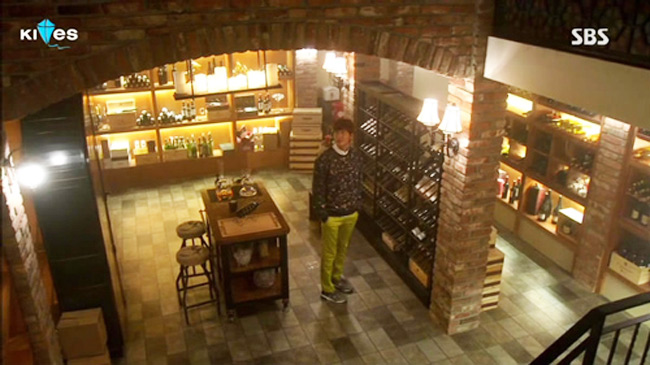 Ngôi nhà còn dành riêng một tầng hầm để làm hầm rượu với vô số các kệ đựng rượu cao cấp đắt tiền. Thiết kế với các chất liệu gạch đỏ và kệ gỗ là thiết kế truyền thống của các hầm rượu đem lại cho nơi này một sự sang trọng cổ điển.
