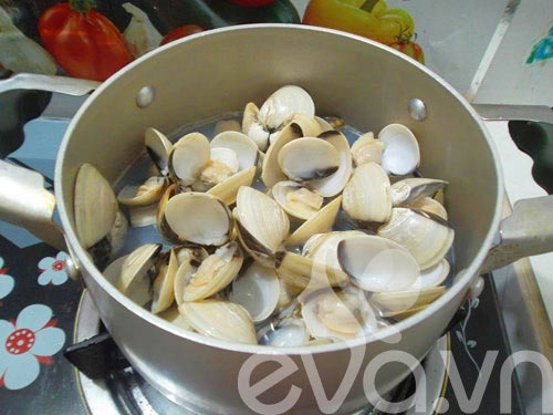 Cháo ngao nấu bầu ngọt nước cho con - 4