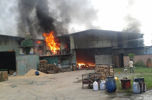 An Giang: Cơ sở phế liệu bị thiêu rụi, một gia đình chết cháy - 1