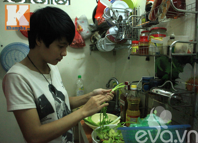 Sau khi mọi việc hoàn tất, cả Trang và Jin cùng xắn tay vào chuẩn bị bữa ăn đầu tiên trong ngày.
