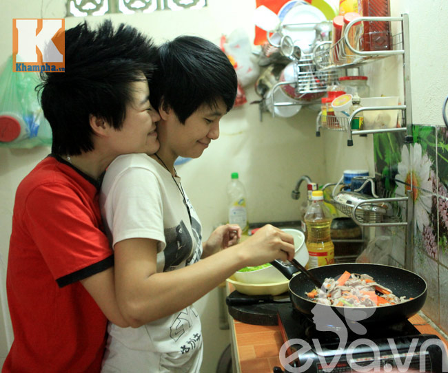 Giây phút hạnh phúc của Trang và Jin. Vì thời gian không có nhiều nên bữa cơm thường ngày chỉ đơn giản là hai món luộc, xào kèm với cơm.
