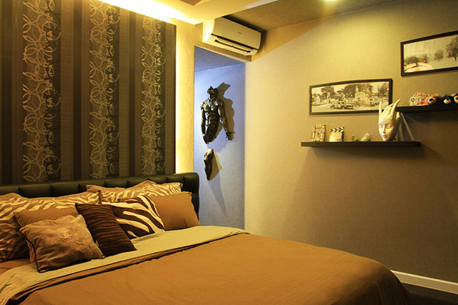 Phòng ngủ của Cao Thái Sơn trầm ấm với những gam màu tối.
