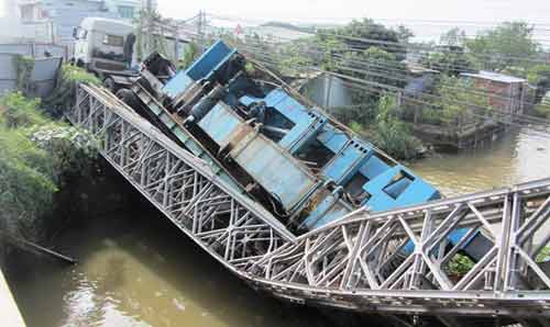 Xe 60 tấn làm gãy đôi cầu, rơi xuống sông - 1