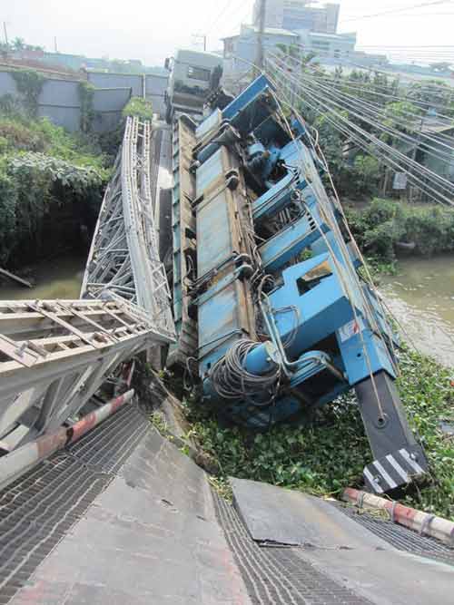 Xe 60 tấn làm gãy đôi cầu, rơi xuống sông - 2
