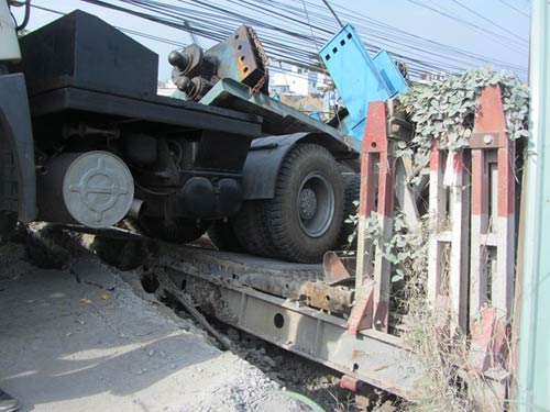 Xe 60 tấn làm gãy đôi cầu, rơi xuống sông - 3
