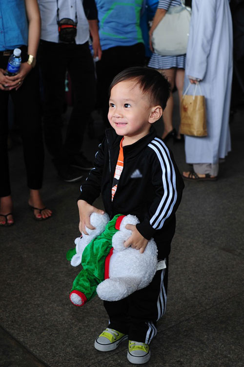 Bắt gặp Thanh Thảo và bạn trai ở sân bay - 1