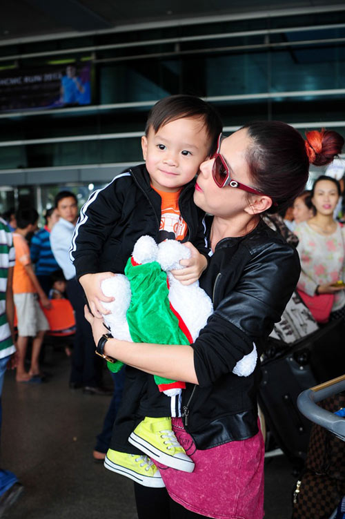 Bắt gặp Thanh Thảo và bạn trai ở sân bay - 2