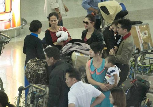 Bắt gặp Thanh Thảo và bạn trai ở sân bay - 4