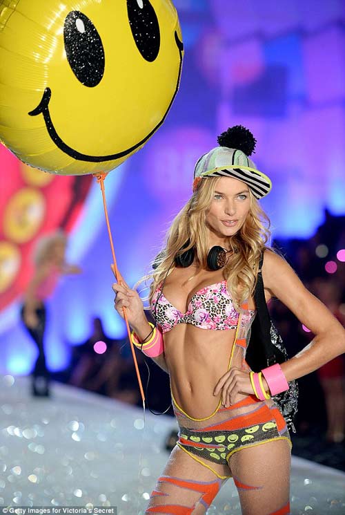 Chân dài Victoria#039;s Secret suýt bị sa thải vì chê Taylor Swift - 1