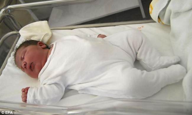 5. Bé Maria Lorena - 6,2 kg

Đầu tháng 8, bé gái Maria Lorena chào đời bằng phương pháp đẻ thường tại bệnh viện Marina Salud ở Denia, Alicante, Tây Ban Nha.

