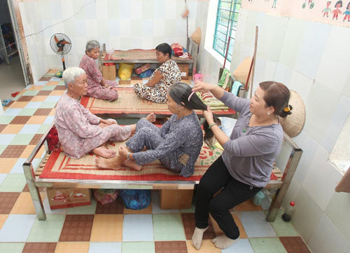 Người Việt sống lâu nhưng yếu - 1