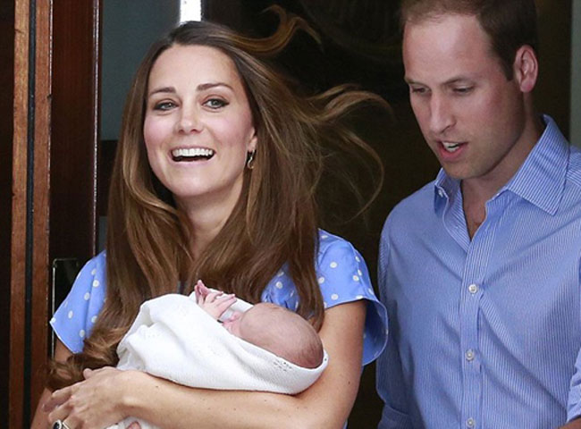 Hoàng tử Anh William và Công nương Kate xuất hiện cùng tiểu Hoàng tử George bên ngoài bệnh viện St Mary ở London ngày 23/7. Hoàng tử George ra đời trong sự chờ đón của cả thế giới. Tiểu Hoàng tử sẽ là người kế vị ngai vàng thứ ba, sau ông nội và cha.
