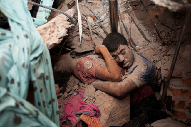Bức ảnh chụp thi thể của một cặp đôi vẫn ôm chặt nhau trong tòa nhà thương mại 8 tầng tại thủ đô Dhaka của Bangladesh. Vụ sập tòa nhà kinh hoàng này xảy ra vào hôm 24/4 vừa qua khiến 82 người thiệt mạng.
