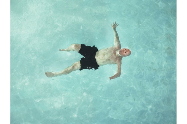 Nhiếp ảnh gia Peter van Agtmael ghi lại cảnh đời thường của 1 cựu chiến binh từng tham chiến tại Iraq. Trong bức ảnh này, ông Bobby Henline, 42 tuổi tại Humble, Texas, Mỹ đang nằm trong bể bơi với hai cánh tay bị cụt, khuôn mặt bị biến dạng vào ngày 12/6/2013.
