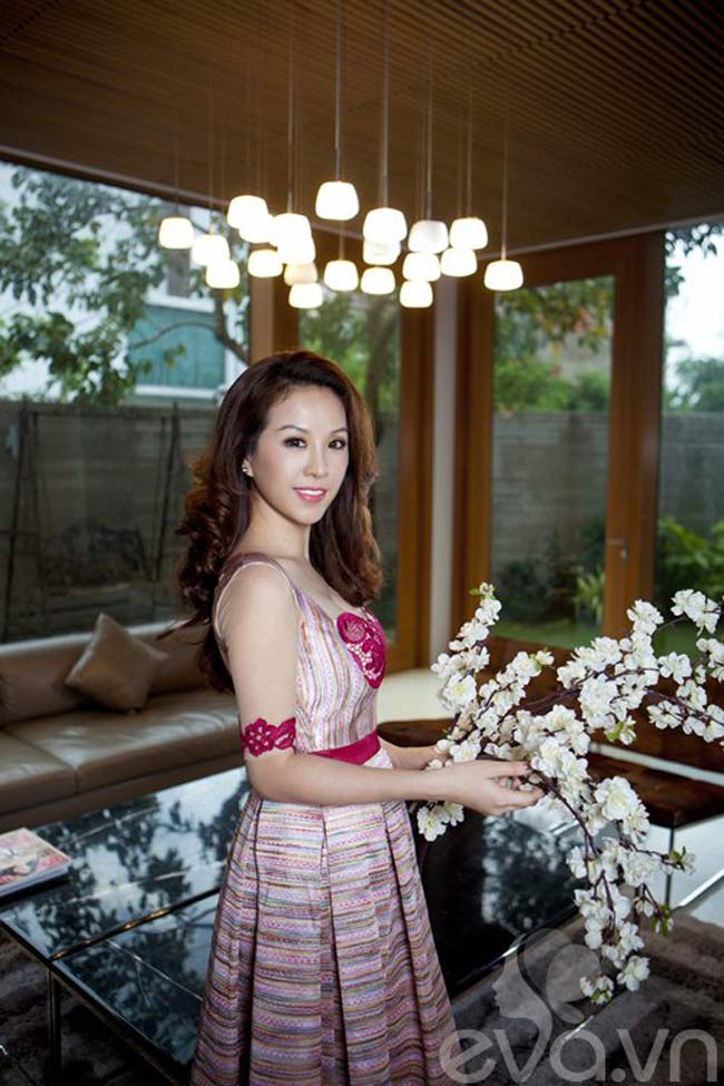 Hoa hậu Thu Hoài rất thích cắm hoa mỗi khi rảnh rỗi.
