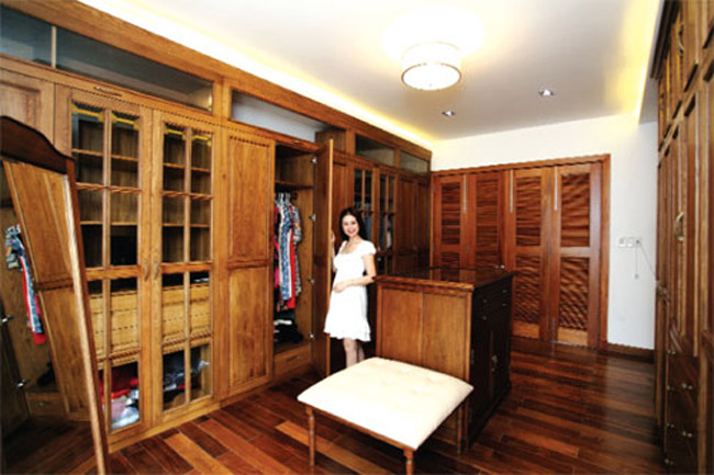 Phòng phụ kiện, trang phục 'ngập gỗ' gây thèm. Cũng nhờ thiết kế đơn giản mà các gian phòng luôn ngăn nắp, sạch sẽ tạo không khí thoải mái, dễ chịu.

(Ảnh: iHay)

