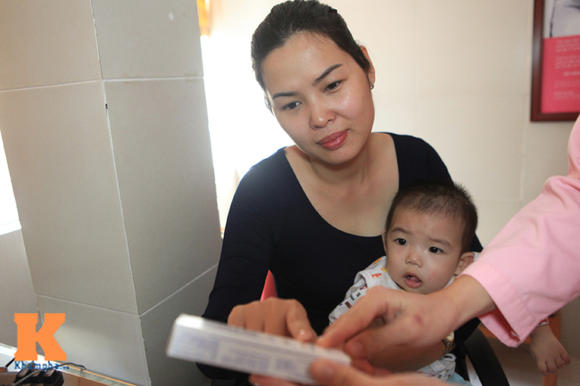 Hai mẹ con Việt Hoàng được cô y tá đưa cho xem hộp vắc xin của bé.

BÀI LIÊN QUAN

Cận cảnh quy trình tiêm chủng tại Nhật

Chồng cấm em cho con đi tiêm cúm!

'Sốc' với độ tí hon của trẻ sinh non

Bé sơ sinh: Choáng vì quá....xấu

'Zoom' cảnh tắm cho bé tại BV Phụ sản


