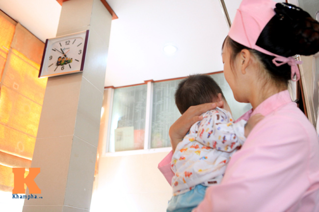 Sau khi chờ đợi 30 phút, vì không có gì bất thường, Việt Hoàng được các cô y tá trao cho mẹ để chuẩn bị về nhà

BÀI LIÊN QUAN

Cận cảnh quy trình tiêm chủng tại Nhật

Chồng cấm em cho con đi tiêm cúm!

'Sốc' với độ tí hon của trẻ sinh non

Bé sơ sinh: Choáng vì quá....xấu

'Zoom' cảnh tắm cho bé tại BV Phụ sản
