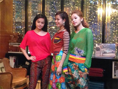 Chi Pu, Hoàng Thùy Linh rực rỡ đón Noel - 1