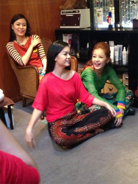 Chi Pu, Hoàng Thùy Linh rực rỡ đón Noel - 12