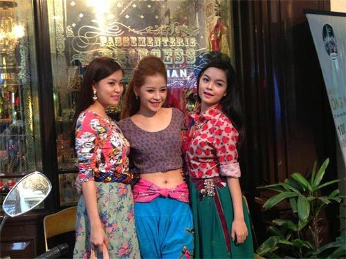 Chi Pu, Hoàng Thùy Linh rực rỡ đón Noel - 3