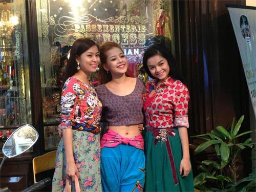 Chi Pu, Hoàng Thùy Linh rực rỡ đón Noel - 4